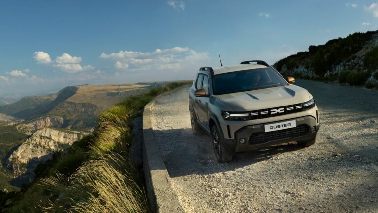 Vue de face du Dacia Bigster hybrid-g 150 4X4
