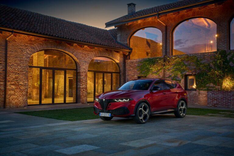 Nouvel Alfa Romeo Tonale 2026 SUV compact design italien sportivité rouge brera intérieur alcantara