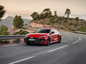 Vue dynamique de la nouvelle Audi RS 5 Avant 2026