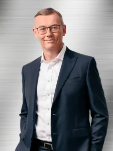 Alain Favey, DG de Peugeot, s'engage pour la qualité client.