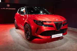 L'Alfa Romeo Junior, moteur de la croissance de la marque avec 60 000 commandes en 2025.