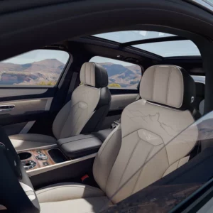 Motif brodé Roque Bentayga sur les sièges en cuir tri-ton de l'Artenara Edition.