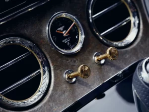 Intérieur Bentley Continental GTC avec boutons d'orgue en or 24 carats.