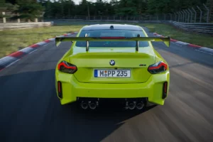 Échappement M Performance en titane et diffuseur carbone sur la BMW M2 CS.