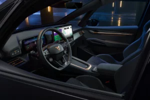 Intérieur de la CUPRA Born 2026 avec grand écran 12,9 pouces et volant sport.