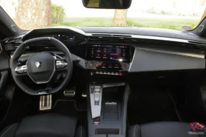 L'intérieur de la Peugeot 308 restylée GT Hybrid 145
