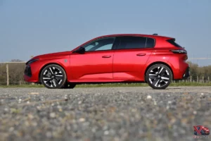 Le profil de la Peugeot 308 restylée GT Hybrid 145 Rouge Elixir