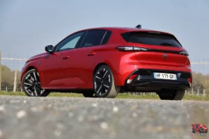 Vue arrière de la Peugeot 308 restylée GT Hybrid 145 Rouge Elixir