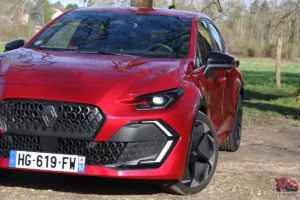 Face avant agressive de la nouvelle Renault Clio 6 Techno en Rouge Absolu.