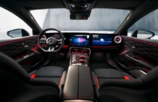 Cockpit numérique et écran central ergonomique du nouveau coupé Mercedes-AMG GT 4 portes.