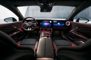 Cockpit numérique et écran central ergonomique du nouveau coupé Mercedes-AMG GT 4 portes.