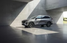 Vu de profil du nouveau SUV 7 places MG MGS9 PHEV en gris.