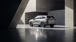 Vu arrière du nouveau SUV 7 places MG MGS9 PHEV en gris.