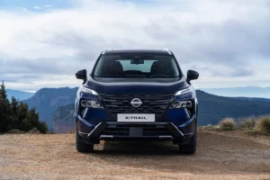 Face avant du nouveau Nissan X-Trail 2026 avec calandre V-Motion élargie.