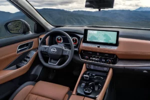 Intérieur Nissan X-Trail 2026 avec écran 12,3 pouces et Google intégré.