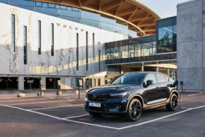 Nouveau Volvo EX40 Lounge Edition 2026 avec toit panoramique et motorisation Single Extended Range.
