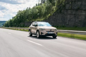 Volvo XC40 hybride rechargeable 2026, plus efficient et émettant moins de CO2.