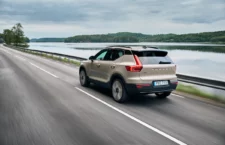 Volvo XC40 hybride rechargeable 2026, plus efficient et émettant moins de CO2.