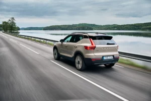 Volvo XC40 hybride rechargeable 2026, plus efficient et émettant moins de CO2.