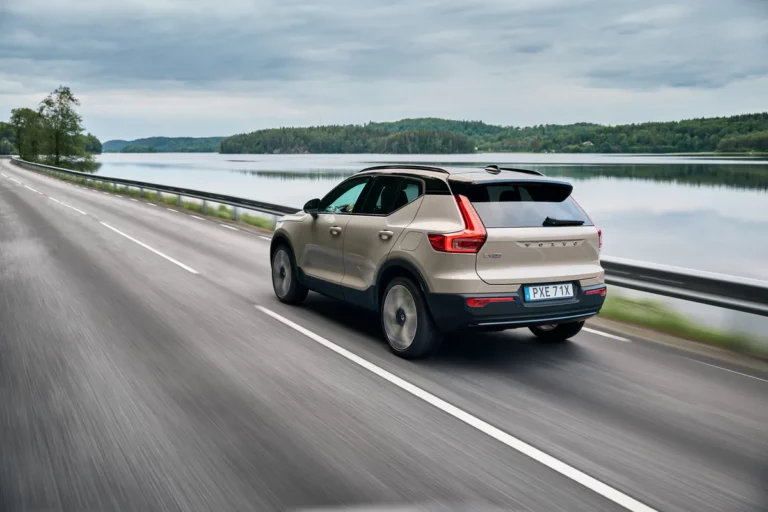 Volvo XC40 hybride rechargeable 2026, plus efficient et émettant moins de CO2.