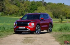 Mitsubishi Outlander PHEV 2026 en finition Instyle+ Diamond Red face avant