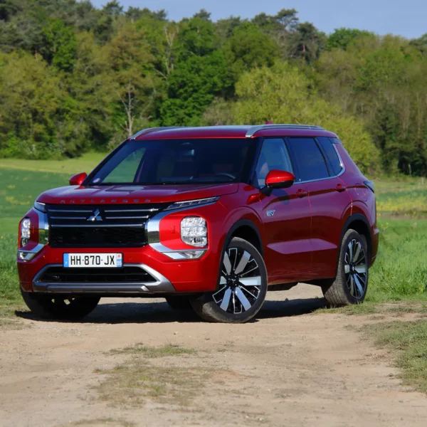 Essai Mitsubishi Outlander PHEV 2026 : Un géant face à la guillotine fiscale