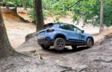 Nouvelle Jeep Avenger 4xe en forêt domaine off-road
