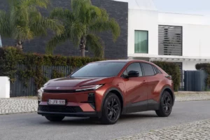 Face avant agressive du nouveau Toyota C-HR+ 100% électrique