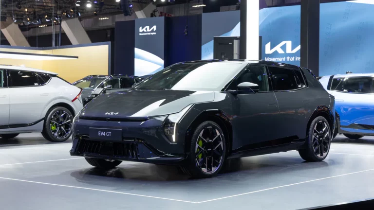 kia-ev4-gt-berline-electrique-sportive-exterieur-gris-mat