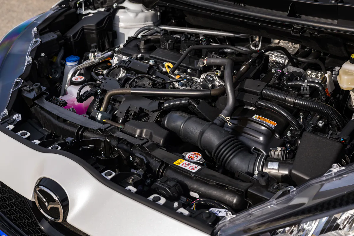 moteur-1-5-litre-hybride-mazda2-hybrid-sous-capot