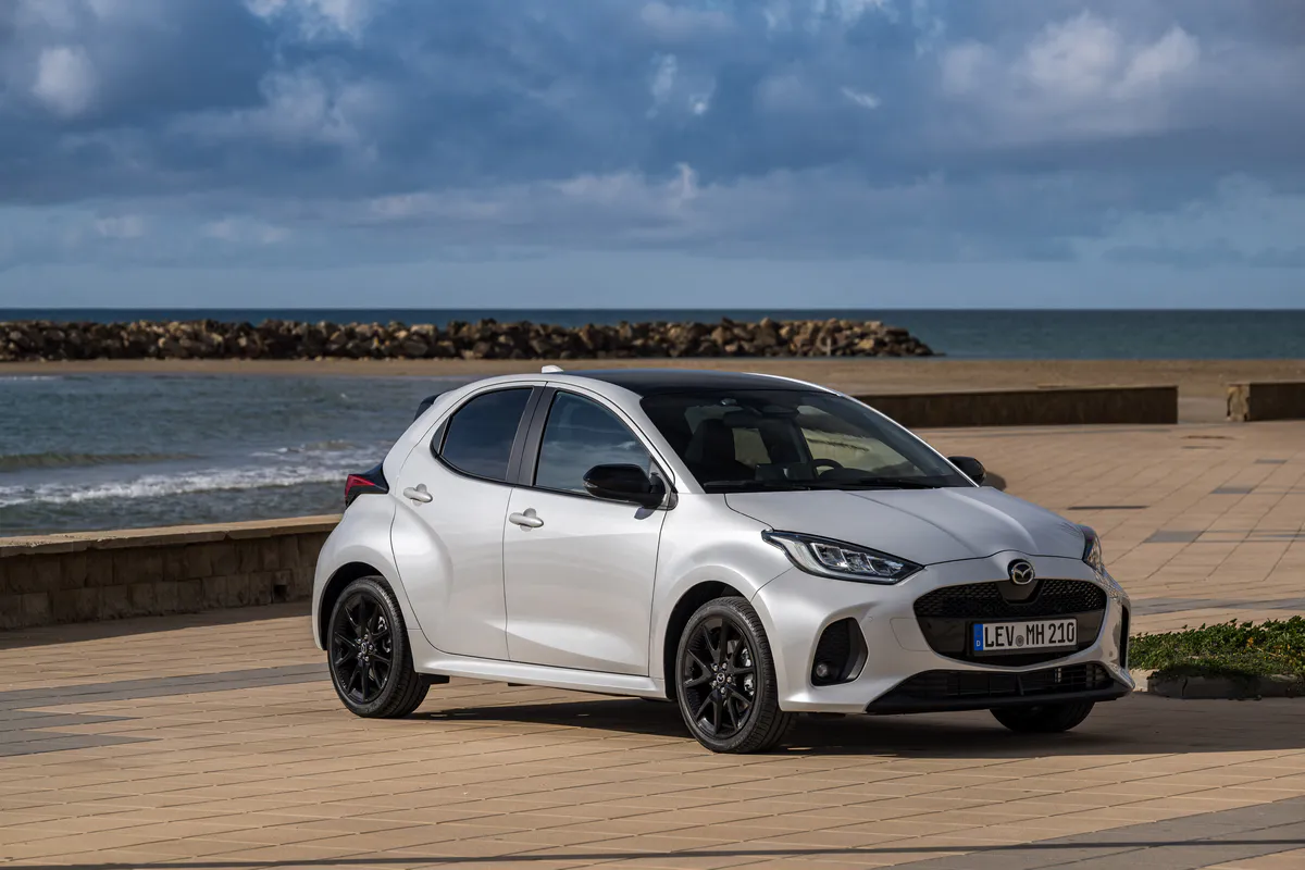mazda2-hybrid-2026-design-exterieur-citadine-plage