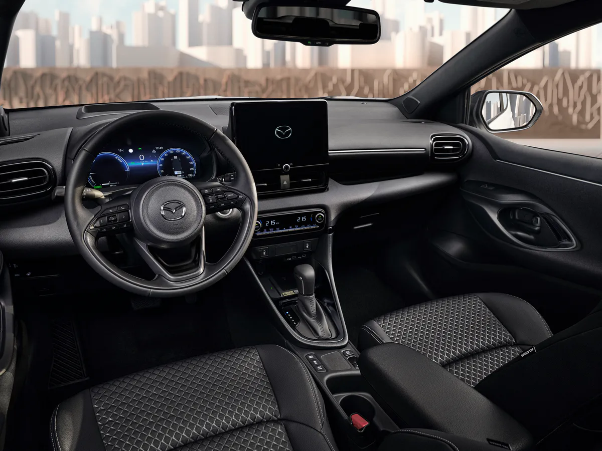 interieur-habitacle-mazda2-hybrid-ecran-tactile-numerique