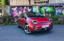 renault-twingo-e-tech-electrique-techno-rouge-absolu-face-avant-sourire