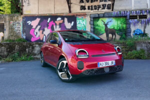 renault-twingo-e-tech-electrique-techno-rouge-absolu-face-avant-sourire