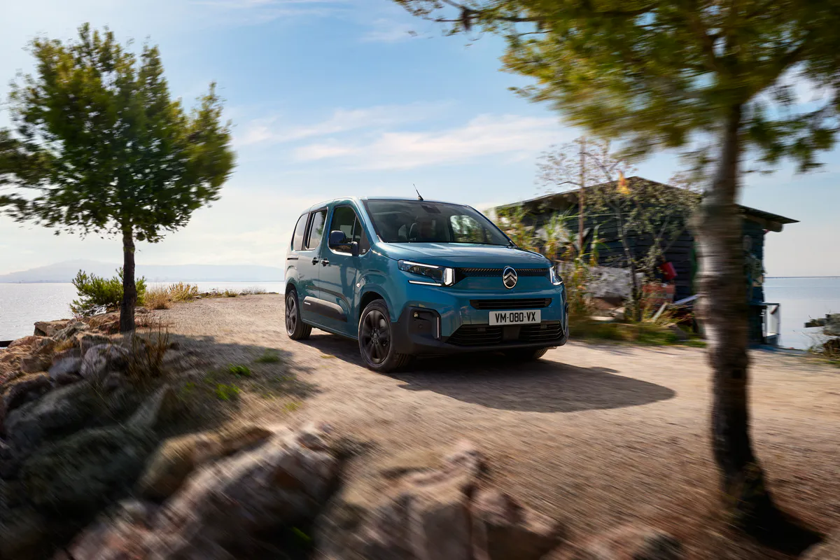 citroen-berlingo-30-ans-serie-speciale-ludospace-exterieur-bleu