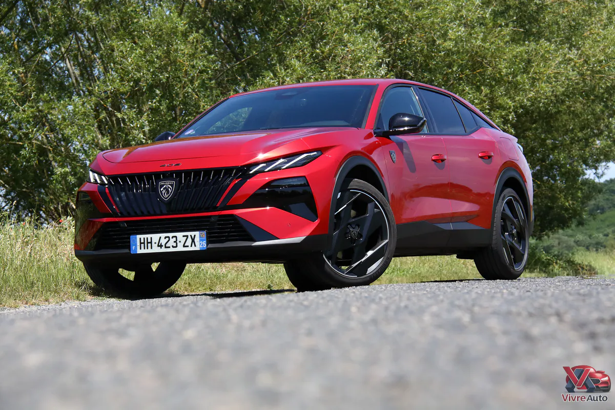 peugeot-408-restylee-2026-face-avant-rouge-elixir-finition-gt-exclusive