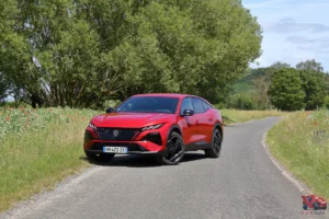 peugeot-408-restylee-2026-face-avant-rouge-elixir-finition-gt-exclusive