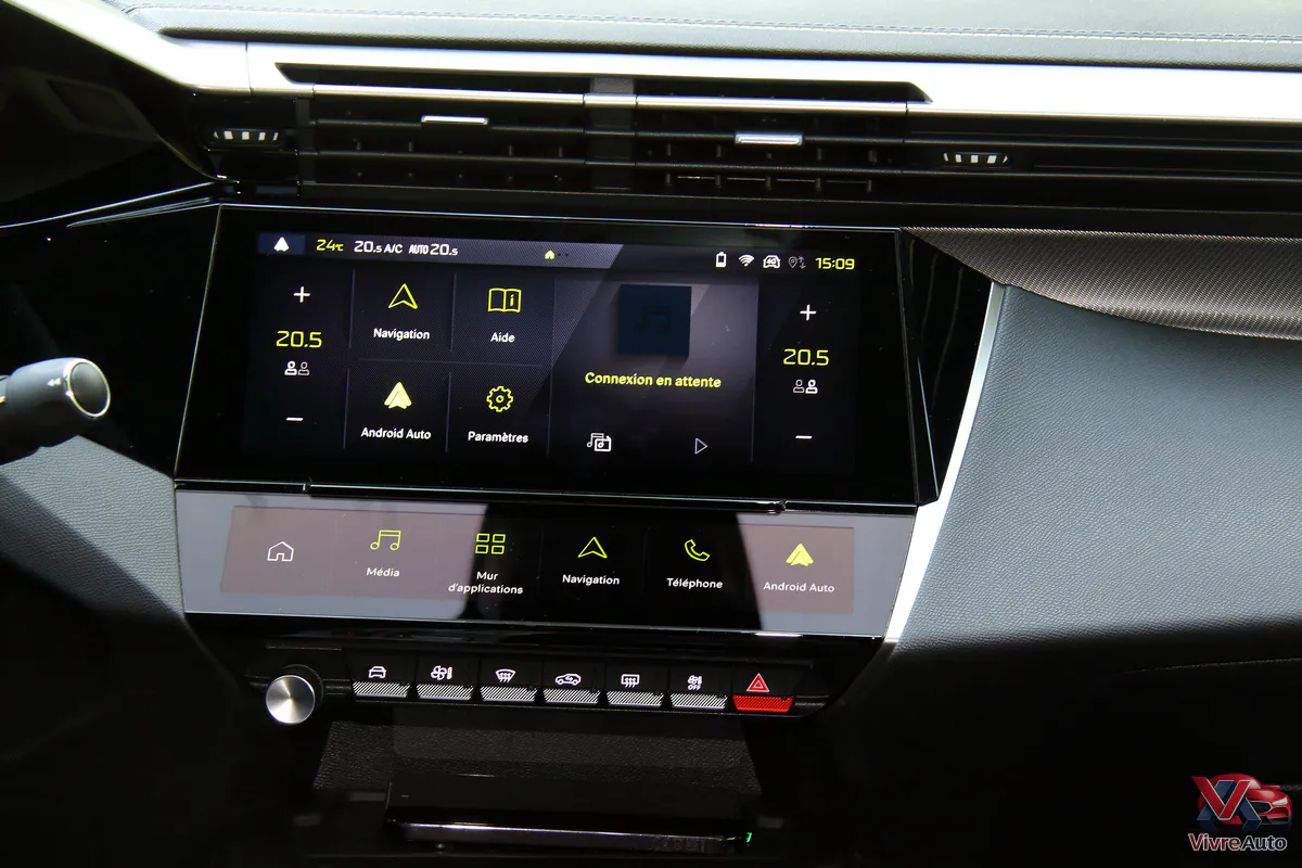 interieur-peugeot-408-phase-2-ecran-multimedia