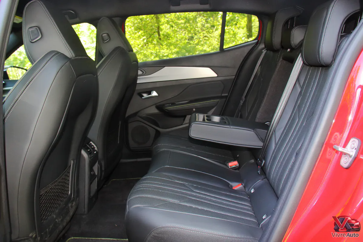 interieur-peugeot-408-phase-2-gt-exclusive-places-arriere-cuir-nappa-noir