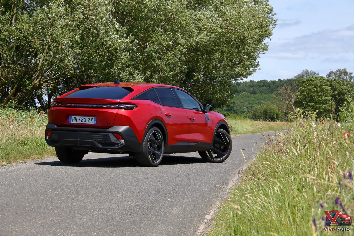 peugeot-408-restylee-2026-vue-arriere-rouge-elixir-finition-gt-exclusive