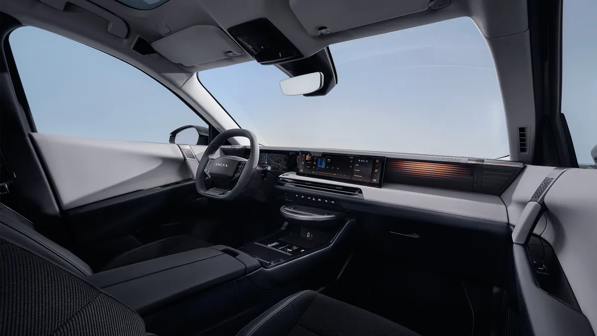 lancia-gamma-crossover-fastback-interieur-planche-de-bord