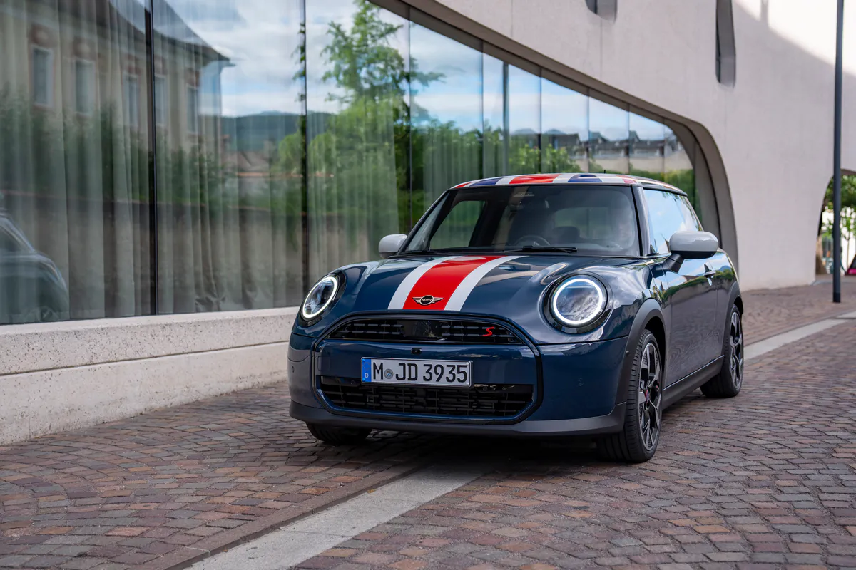 mini-cooper-edition-oxford-3-portes-face-avant
