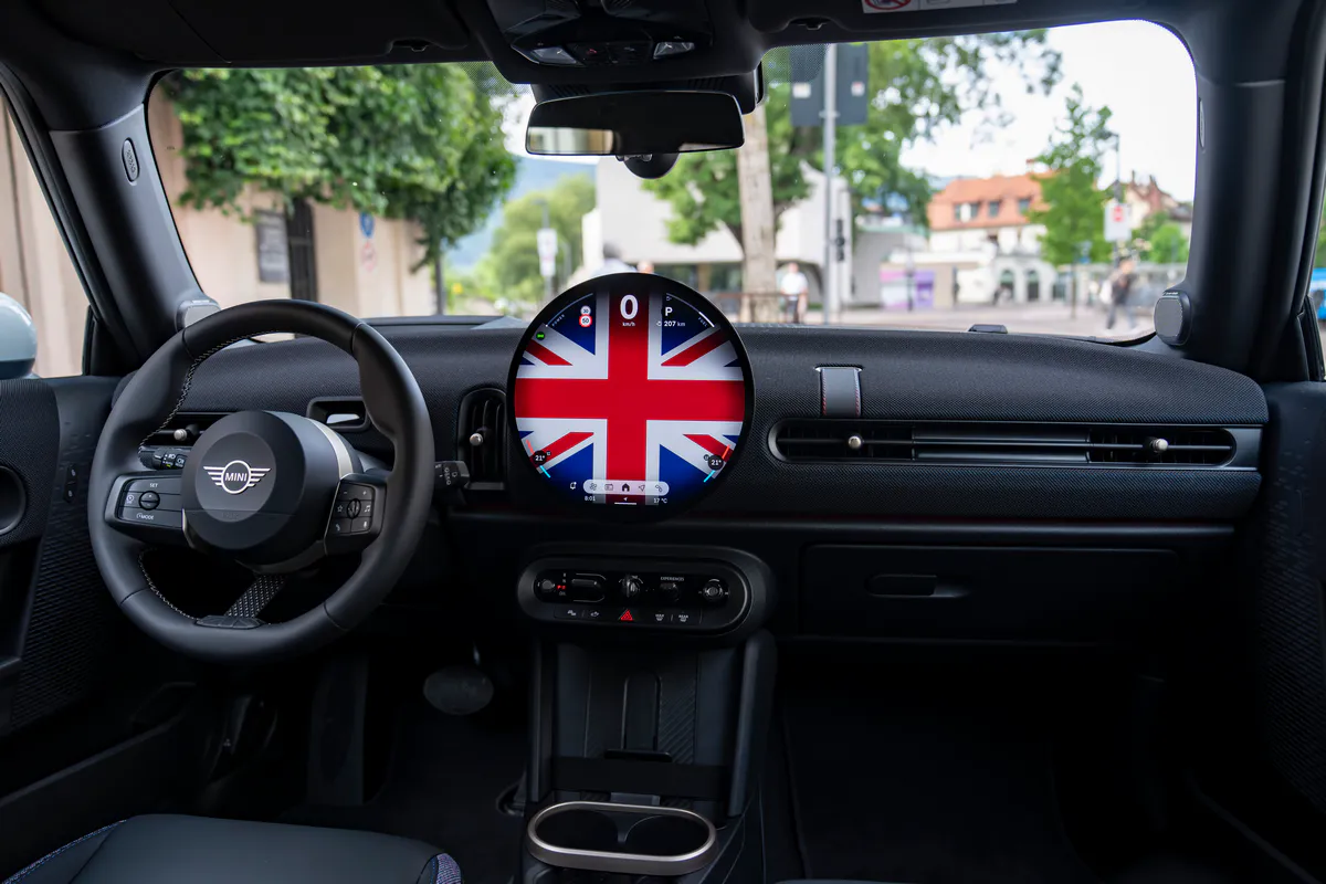 interieur-volant-mini-cooper-motif-union-jack-relief