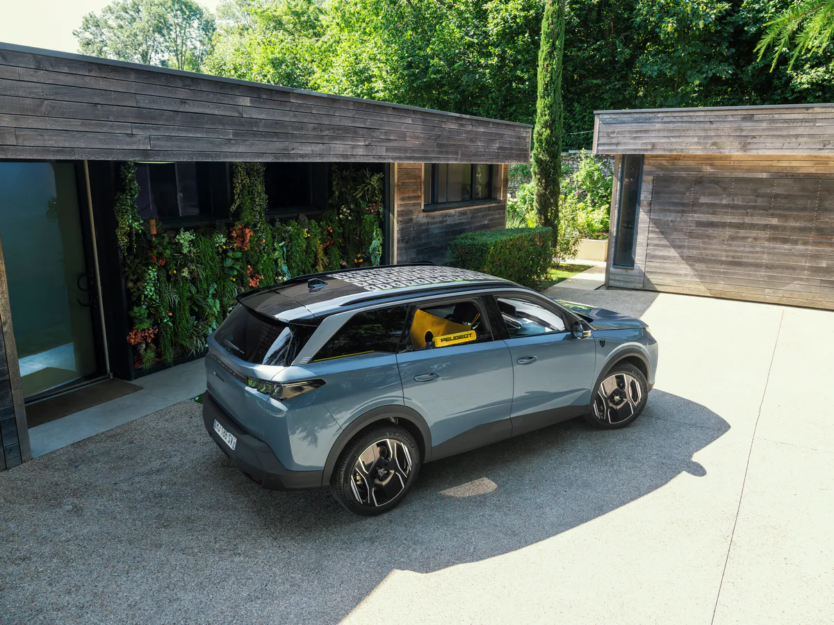 peugeot-e-5008-dog-edition