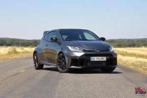 Vue de trois quarts avant de la Toyota GR Yaris Édition Sébastien Ogier sur route