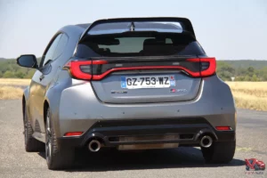 Vue arrière de la Toyota GR Yaris Édition Sébastien Ogier sur route