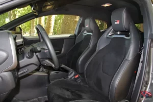 Les sièges baquets enveloppants, recouverts d'alcantara et frappés du logo GR de la Toyota GR Yaris