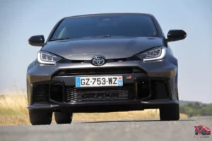 Vue de face de la Toyota GR Yaris Édition Sébastien Ogier sur route