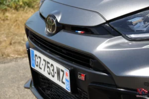 Gros plan sur la calandre avant de la Toyota GR Yaris avec logo GR et drapeau tricolore