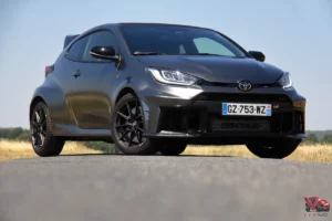 Vue de trois quarts avant de la Toyota GR Yaris Édition Sébastien Ogier sur route
